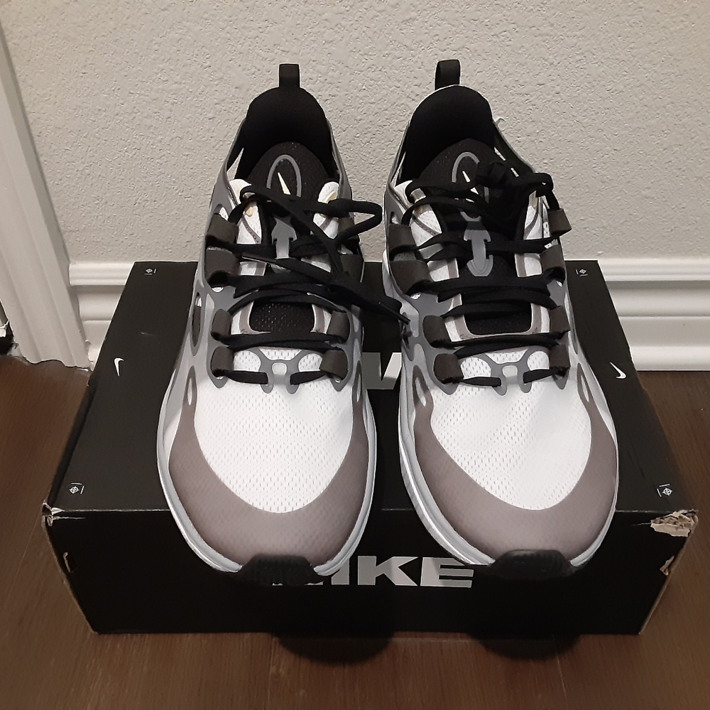 Nike - Picture 4 of 4